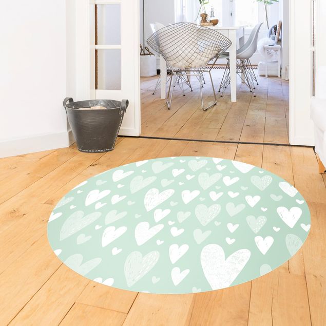 Moderner Teppich Kleine und große gezeichnete Weiße Herzen auf Grün