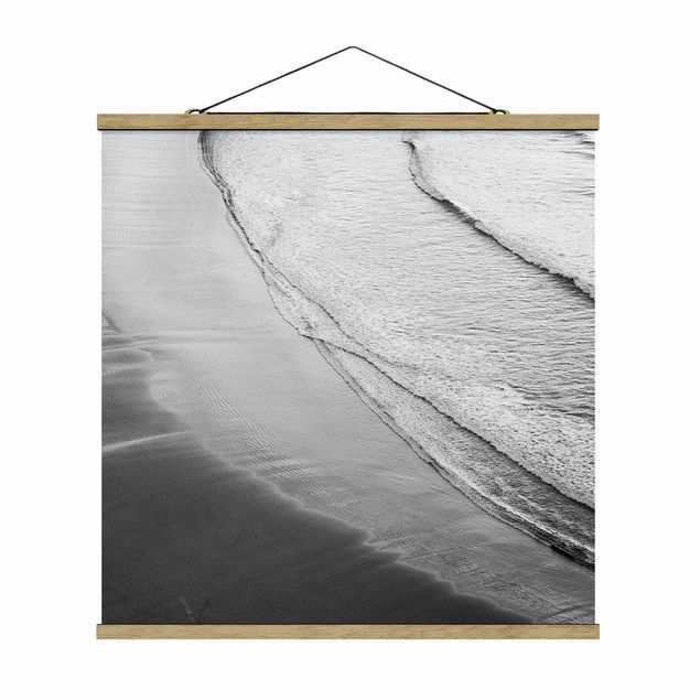 Stoffbild mit Posterleisten - Leichter Wellengang am Strand Schwarz Weiß - Quadrat 1:1