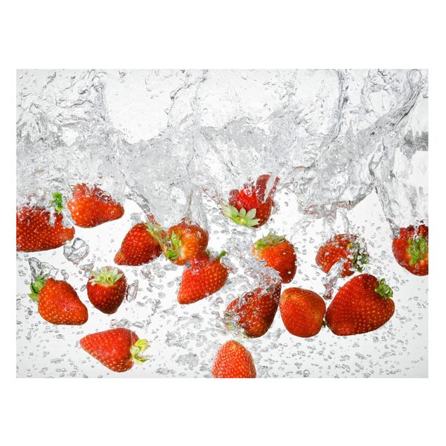 Bilder für die Wand Frische Erdbeeren im Wasser