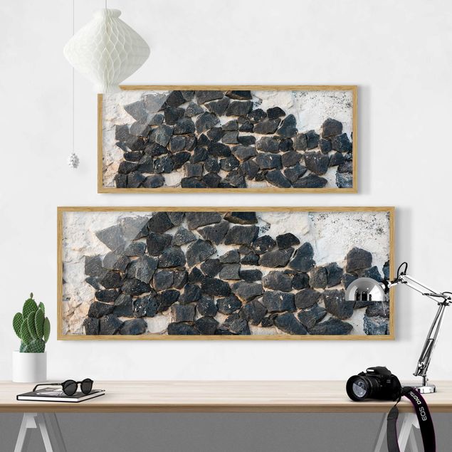 Bild mit Rahmen - Mauer mit Schwarzen Steinen - Panorama 3:1
