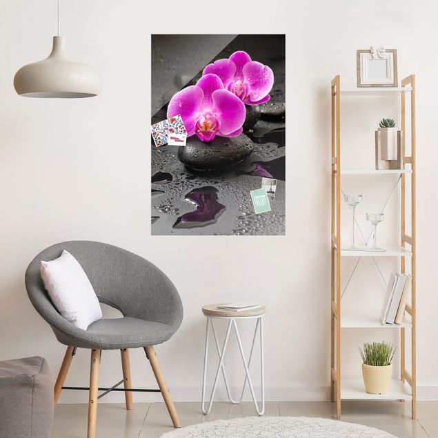 Orchideen Glasbild Pinke Orchideenblüten auf Steinen mit Tropfen