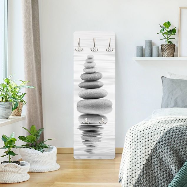 Garderobe - Steinturm im Wasser Schwarz-Weiß