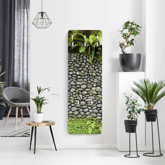 Garderobe Landhausstil Grau Steinwand mit Pflanzen
