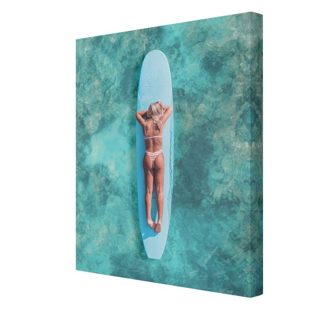 Leinwandbilder Surfergirl auf Blauem Board