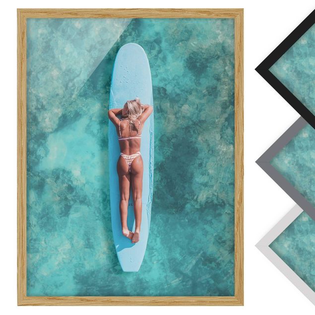 Bild mit Rahmen - Surfergirl auf Blauem Board - Hochformat - 3:4