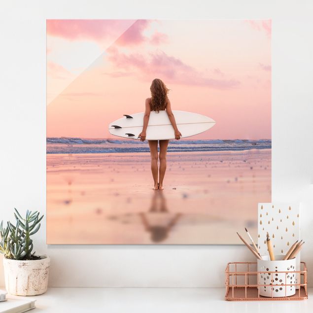 Glasbilder Strand Surfergirl mit Board im Abendrot