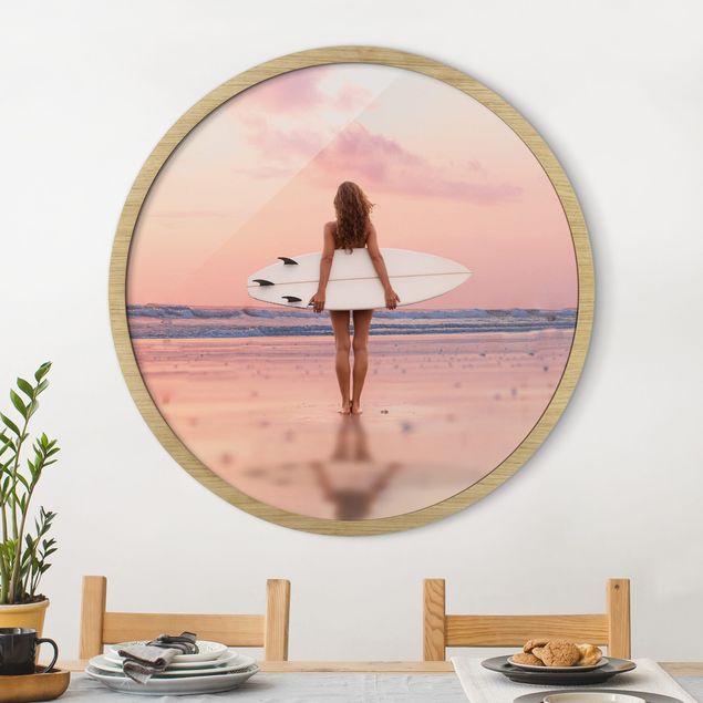 Wandbild rund Surfergirl mit Board im Abendrot