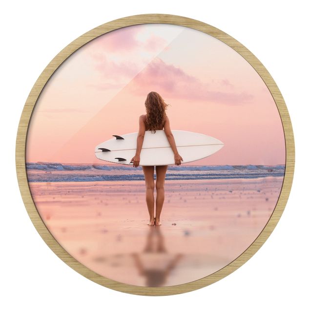 Gerahmte Bilder Surfergirl mit Board im Abendrot