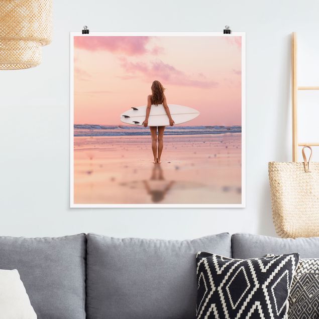 Poster Natur Surfergirl mit Board im Abendrot