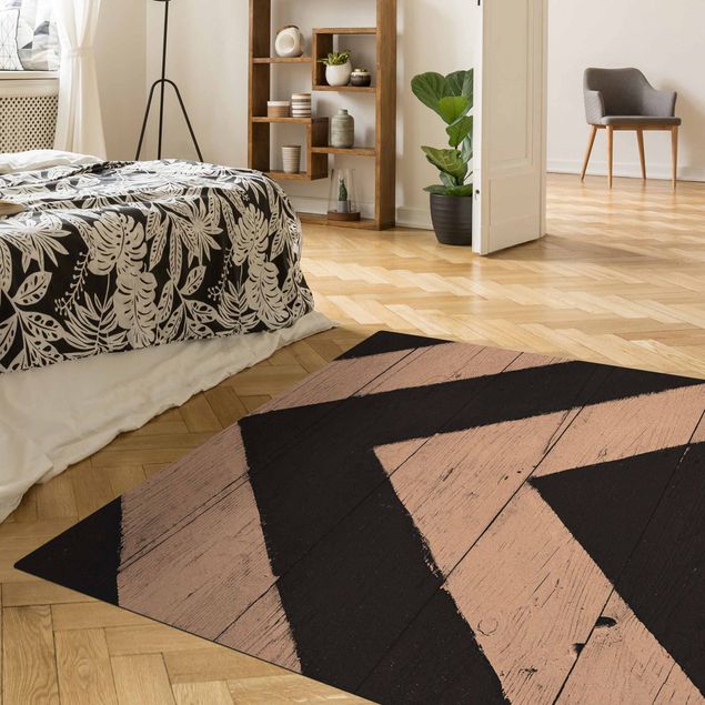 Schwarzer Teppich Symmetrie auf Holzbalken