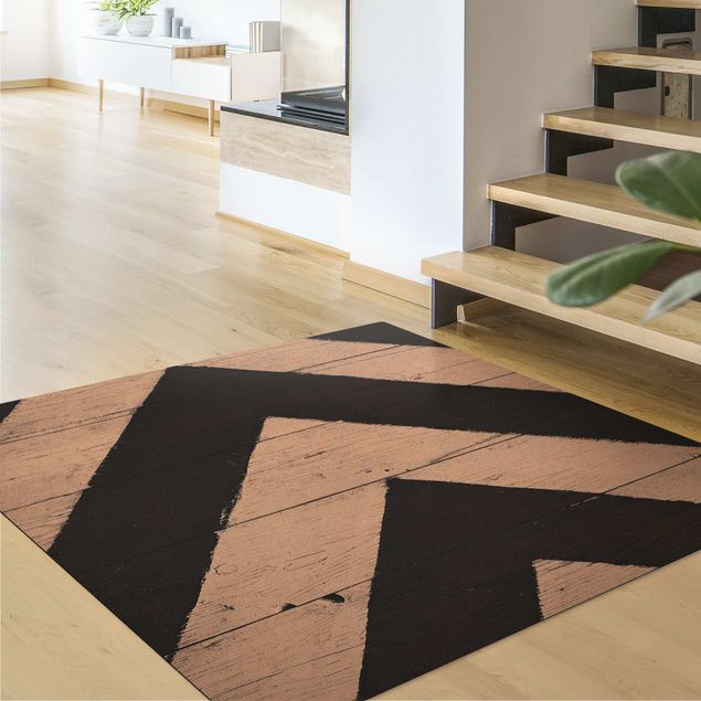 Moderner Teppich Symmetrie auf Holzbalken