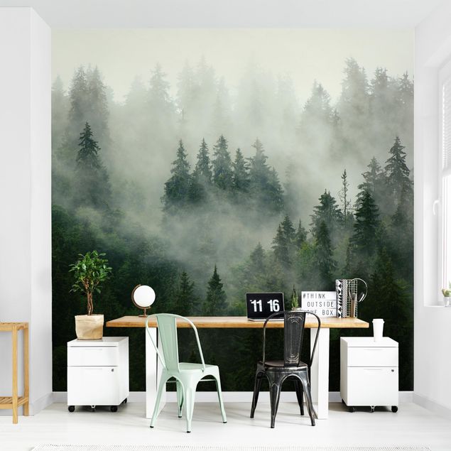 Wandtapete Baum Tiefgrüner Tannenwald im Nebel
