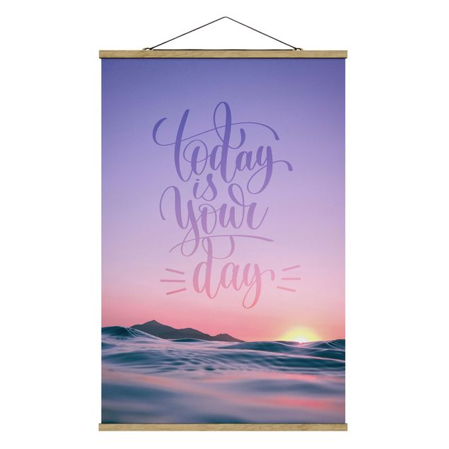 Stoffbild mit Posterleisten - Today is your day Sonnenaufgang am Meer - Hochformat 2:3