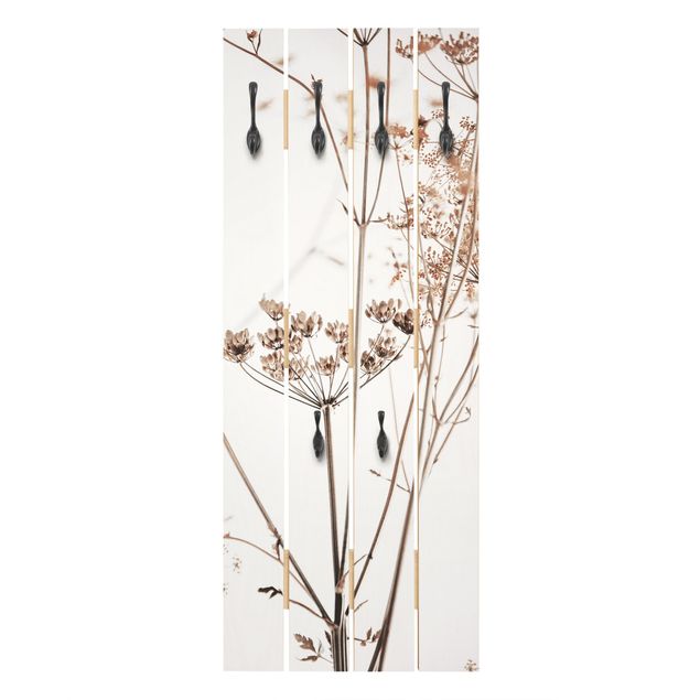 Wandgarderobe Holzpalette - Trockenblume im Lichtspiel