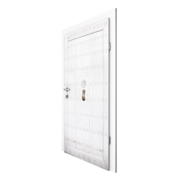 Fototapete weiß Mediterrane weiße Holztür mit verzierten Beschlägen