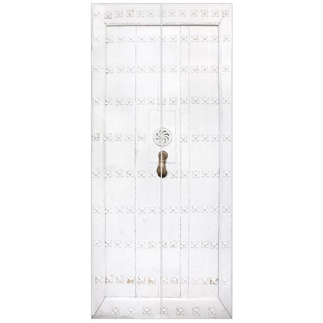 Schöne Fototapete Mediterrane weiße Holztür mit verzierten Beschlägen