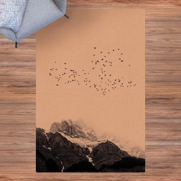 Teppiche Vogelschwarm vor Bergen Schwarz Weiß