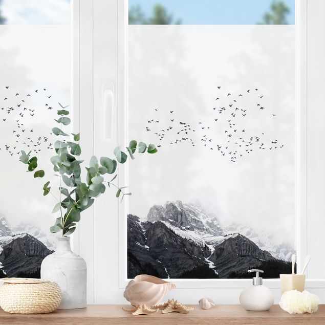 Fensterbilder Natur Vogelschwarm vor Bergen Schwarz Weiß