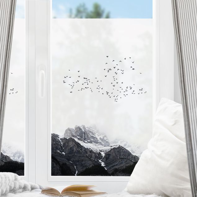 Fensterbild Tiere Vogelschwarm vor Bergen Schwarz Weiß