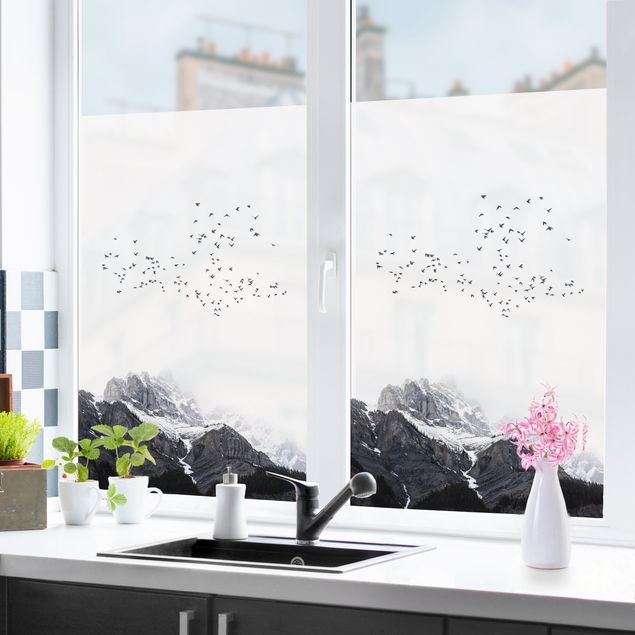 Fensterfolie - Sichtschutz - Vogelschwarm vor Bergen Schwarz Weiß -  Fensterbilder