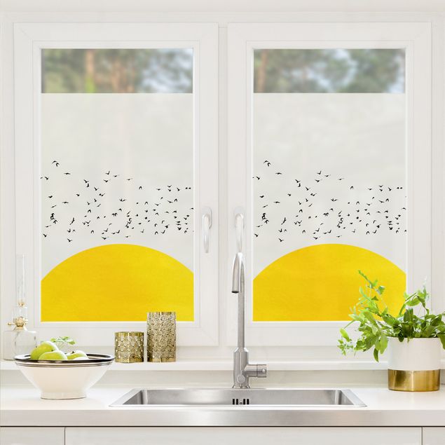 Fensterfolie Farbig Vogelschwarm vor gelber Sonne