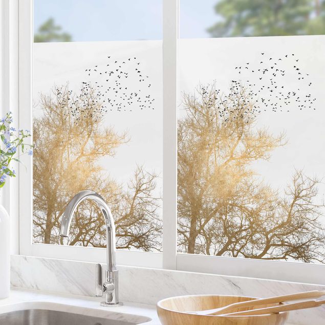 Fensterbild Wald Vogelschwarm vor goldenem Baum