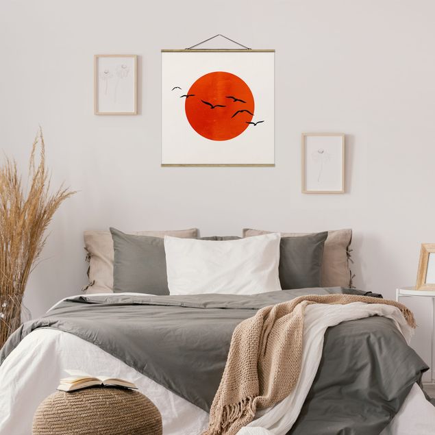 Stoffbilder mit Holzleisten Vogelschwarm vor roter Sonne I