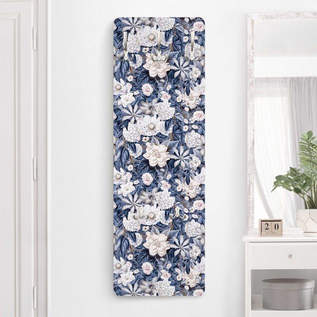 Garderobe Landhausstil Weiße Blumen vor Blau