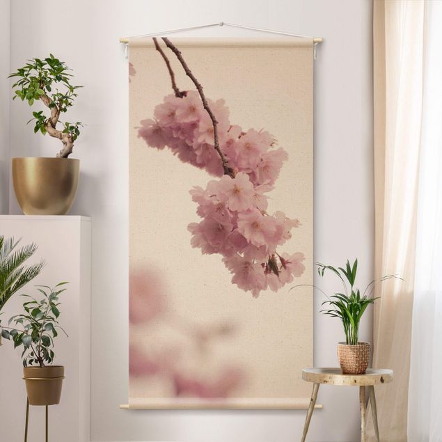 Wandteppich modern Zartrosane Frühlingsblüte mit Bokeh