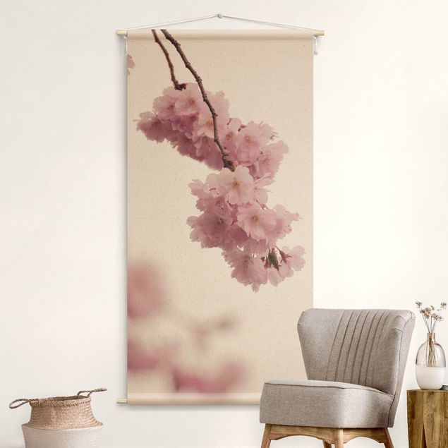 Wandteppich Kunst Zartrosane Frühlingsblüte mit Bokeh